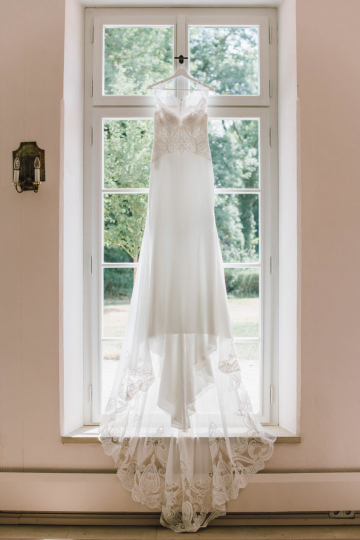Brautkleid im Fenster präsentiert