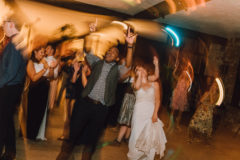 Tanzende Gäste auf der Hochzeitsparty
