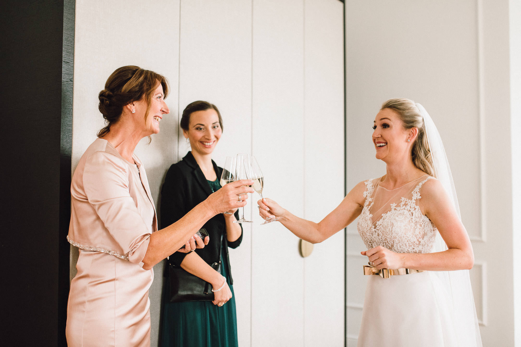 Ein erstes Glas Sekt am Hochzeitstag