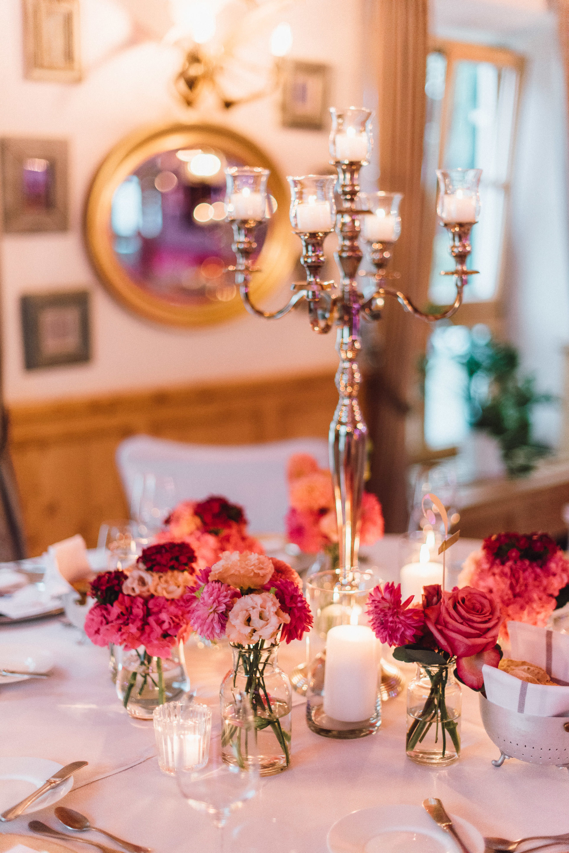 Romantische Hochzeitsdeko mit pinken Rosen und Kerzenlicht