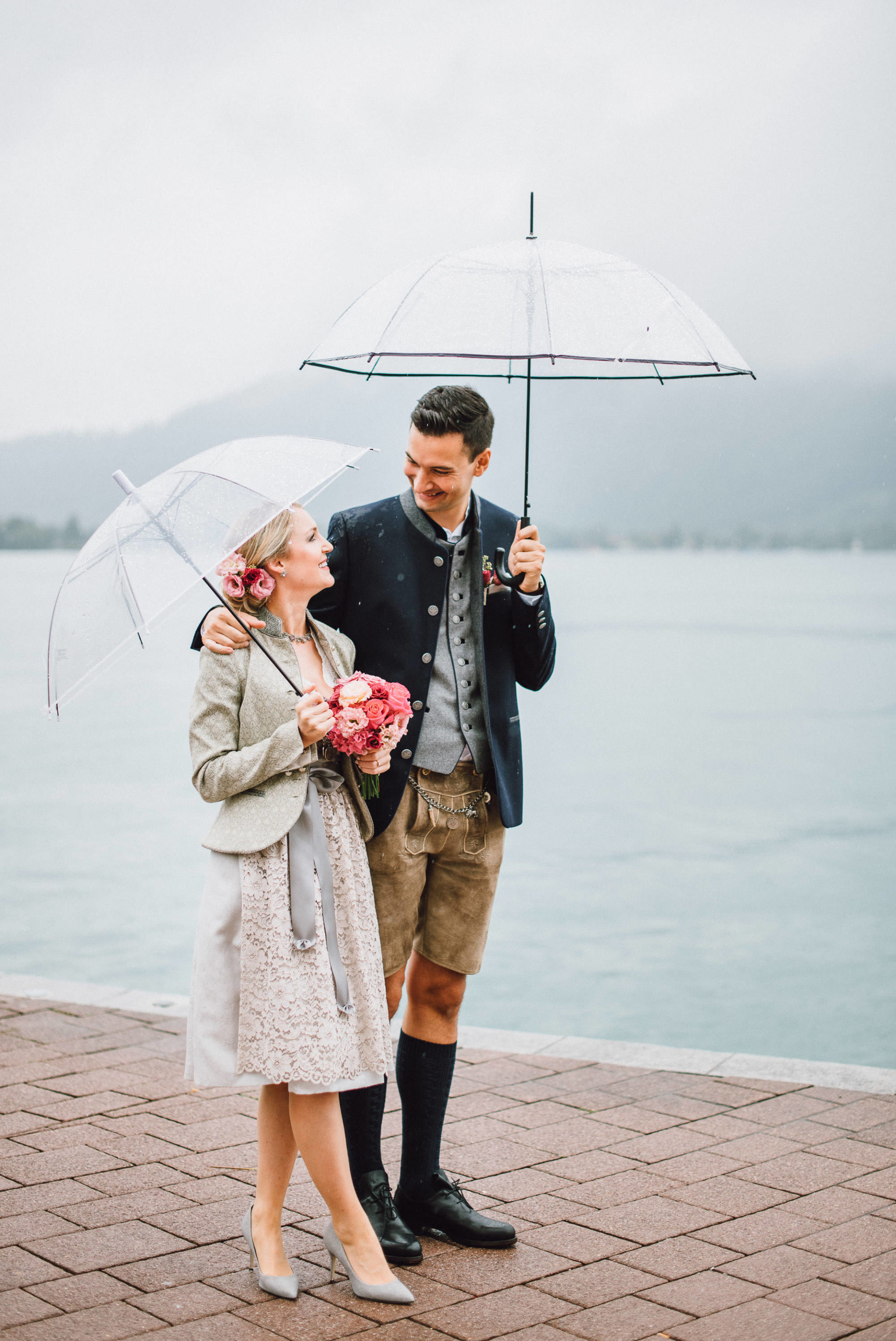 hochzeit-tegernsee-standesamt-regenhochzeit-tracht-dirndl-hochzeitsdirndl-025