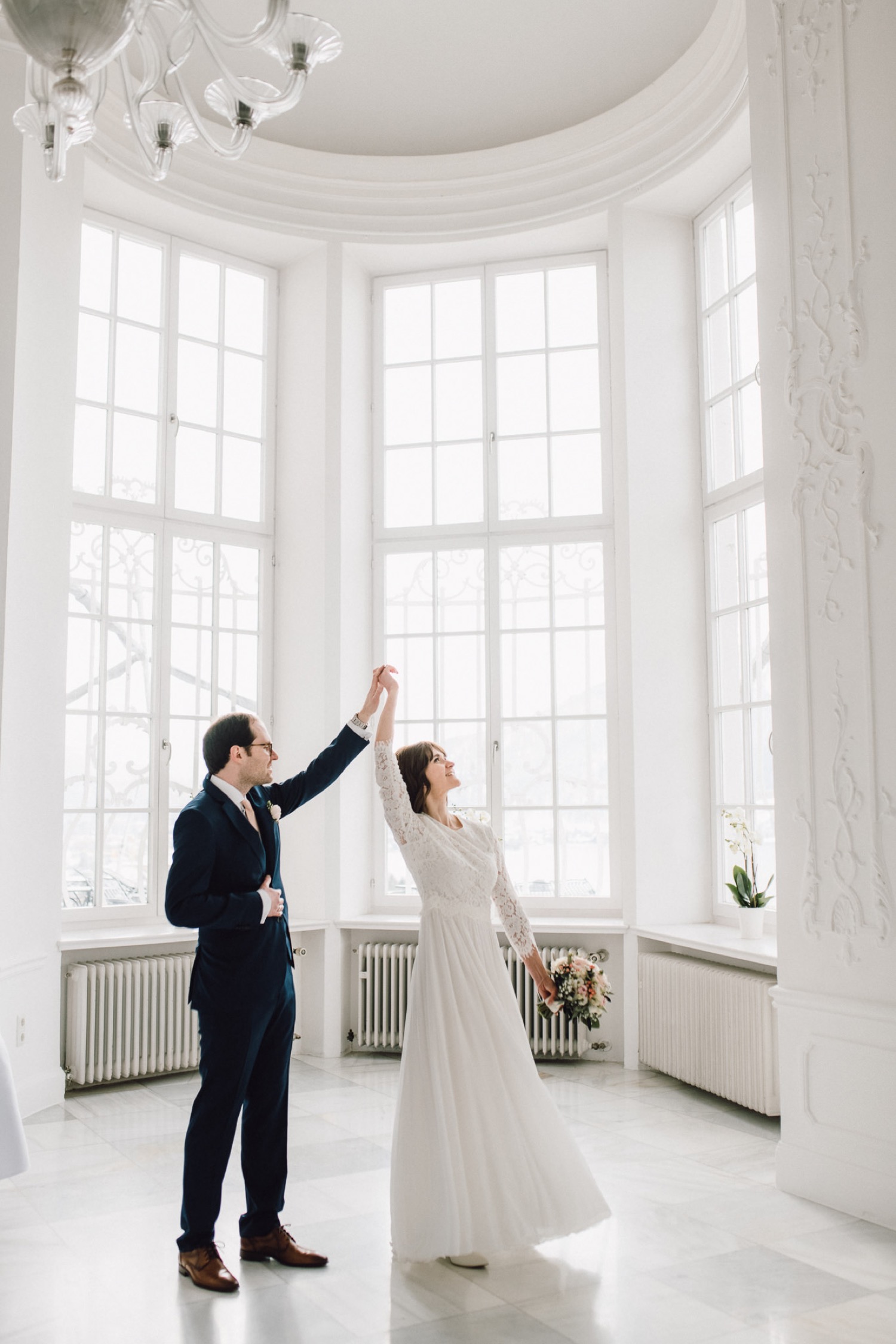 tegernsee-hochzeitsfotograf-standesamt-hoteldastegernsee-brautpaarshooting-barocksaal-winterhochzeit-elegant-intim.jpg